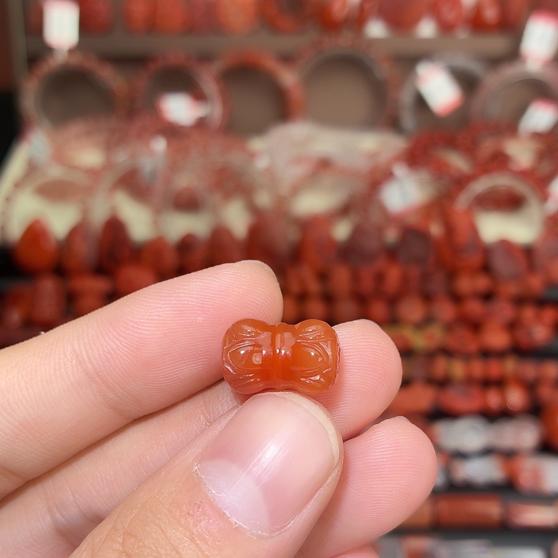 南红玛瑙未镶嵌颈饰并蒂莲