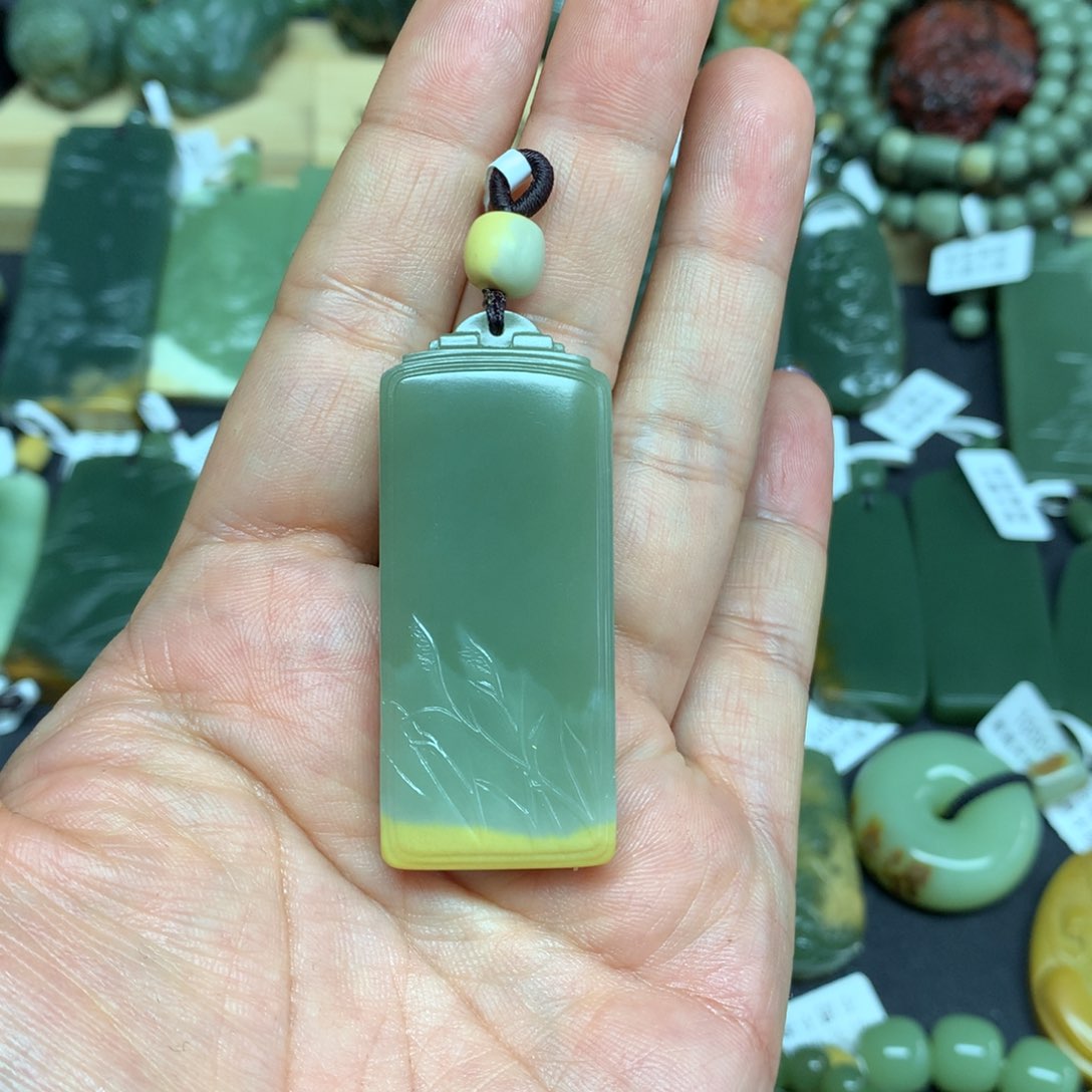 岫岩河磨玉（透闪石质玉）颈饰未镶嵌青**上