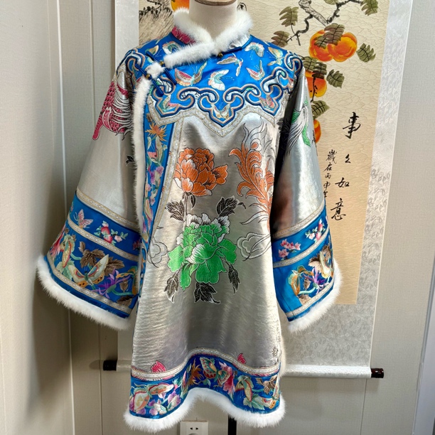 卿风定制新款精工刺绣如意云肩桑蚕丝棉衣