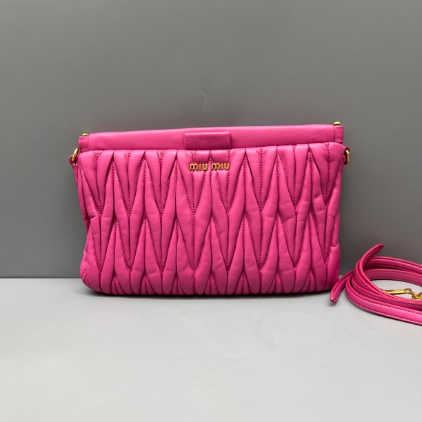 95新 MIU MIU/缪缪 粉色褶皱信封包 尺寸25*15 SV18662