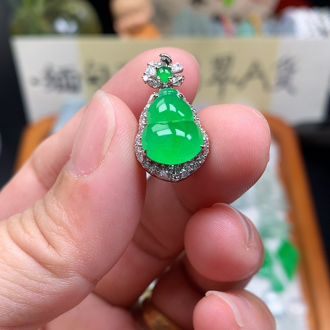 翡翠裸石18K金镶嵌缅甸天然A货翡翠阳绿葫芦