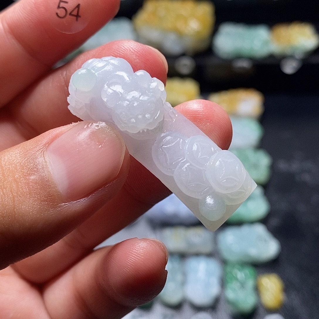 定制翡翠未镶嵌毛货特色巧色雕貔貅手牌