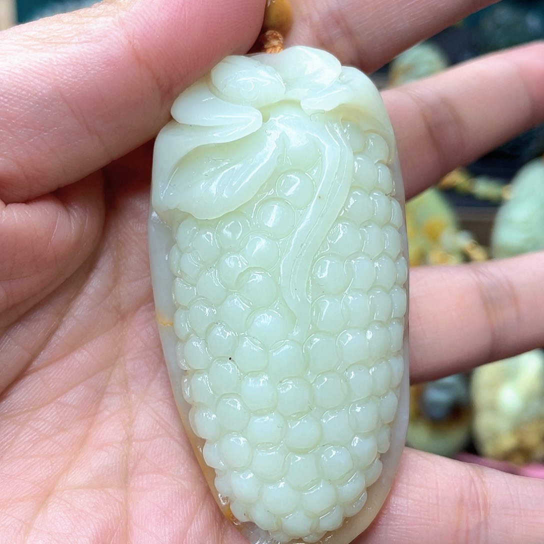 蛇纹石玉颈饰未镶嵌