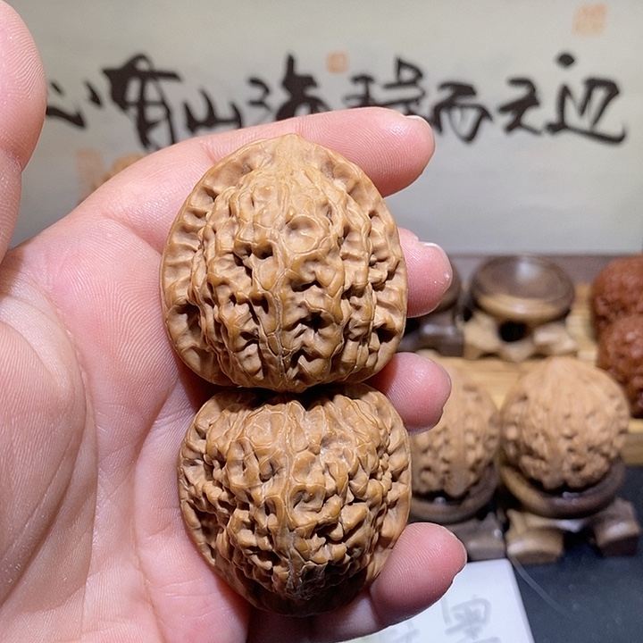 文玩核桃把件37火麒麟带白点