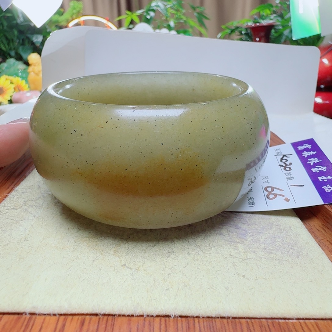 谭***球石英质玉未镶嵌手镯