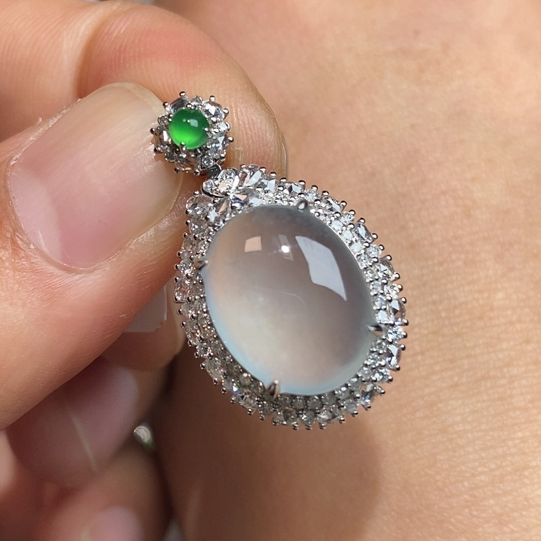 翡翠颈饰18K金镶嵌蛋面