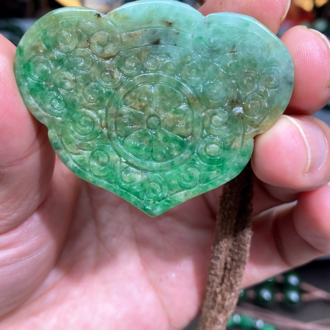 翡翠颈饰未镶嵌漂亮美眉