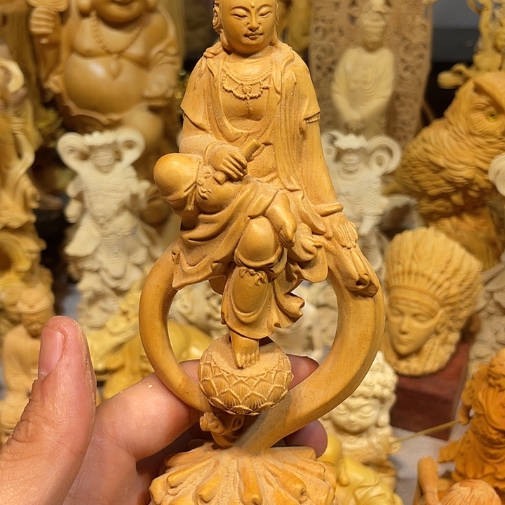 黄杨木坐荷叶观自在