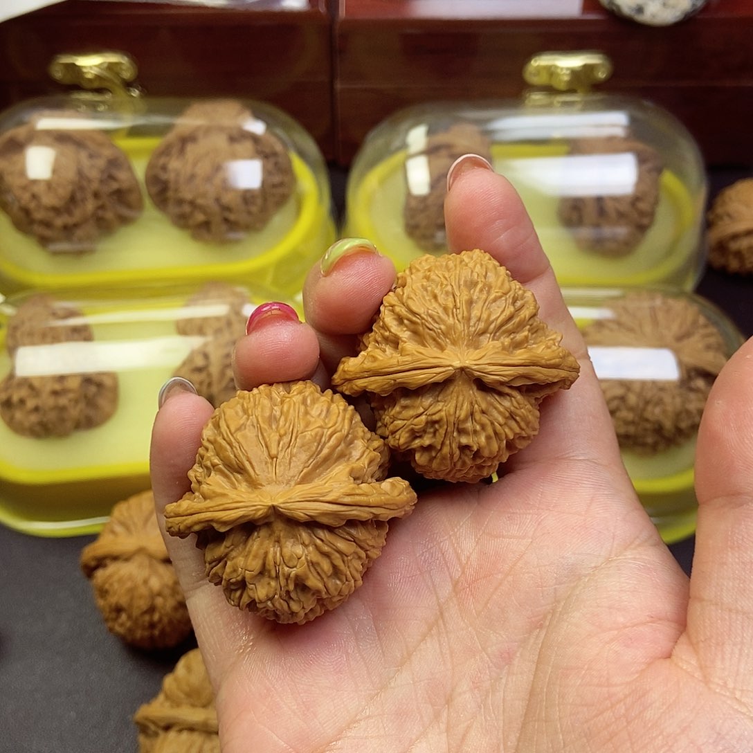 文玩核桃吊坠白狮子