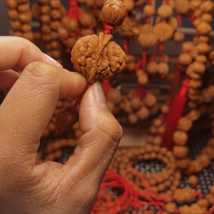 木质类龙纹桃枭挂件