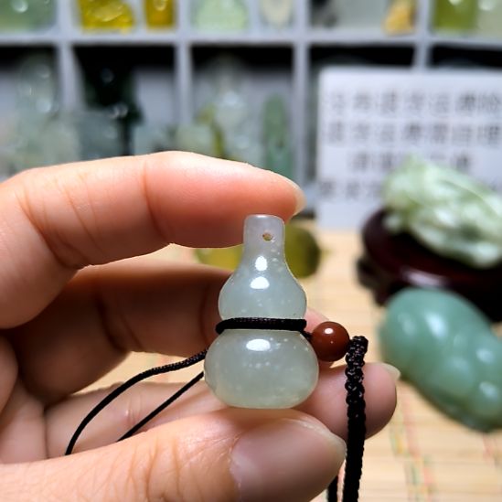 夜***星未镶嵌蛇纹石玉颈饰