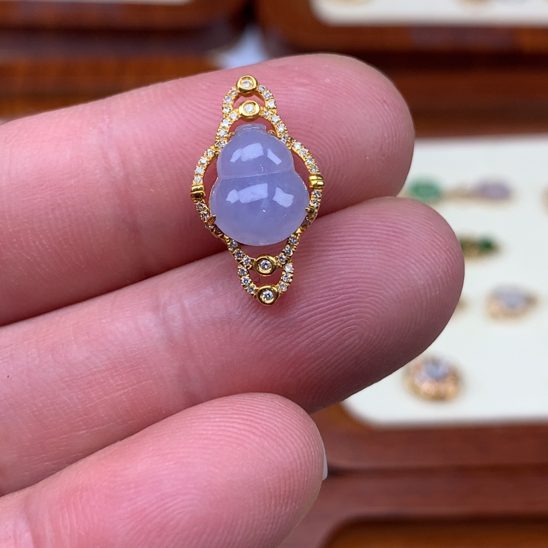 翡翠18K金镶嵌颈饰葫芦