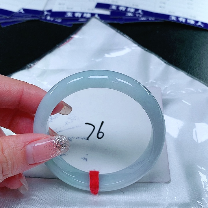 翡翠手镯未镶嵌翡翠手镯未镶嵌