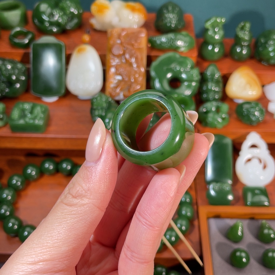 王***化和田玉未镶嵌颈饰