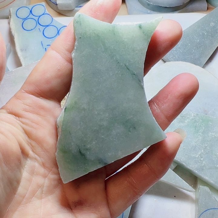 翡翠颈饰未镶嵌大**利