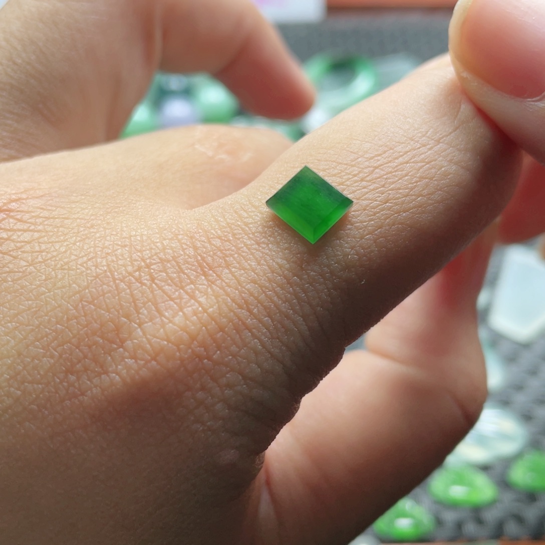 颈饰未镶嵌翡翠  翡翠