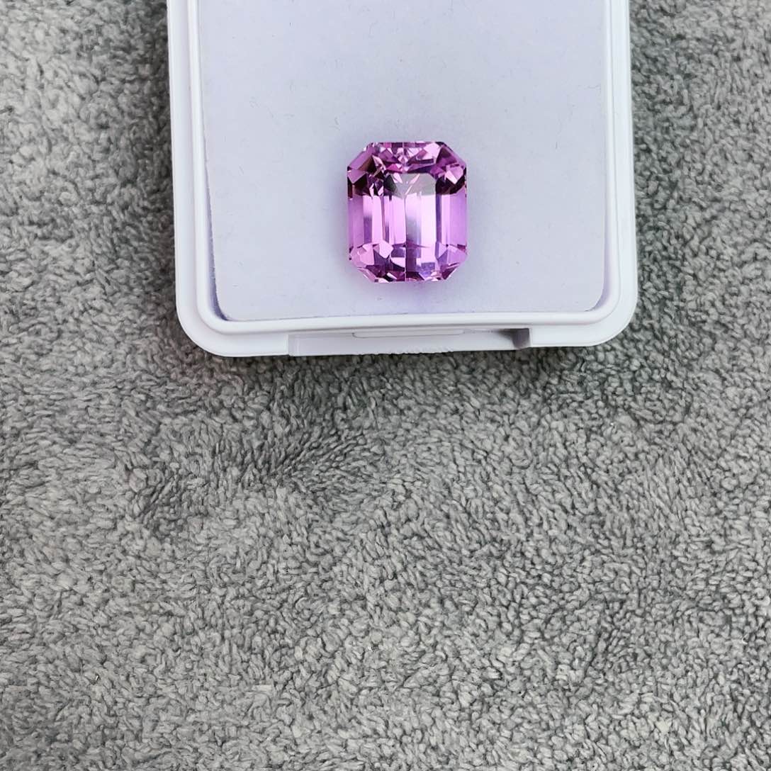 锂辉石裸石未镶嵌9.39Ct。