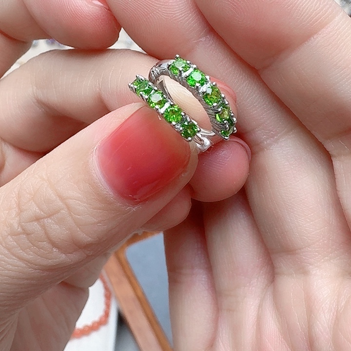 透辉石耳钉744银S925镶嵌