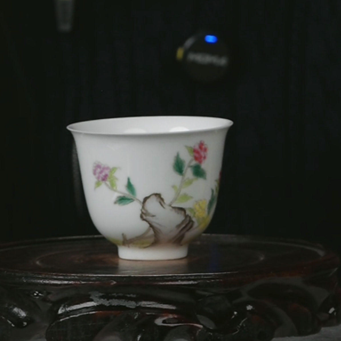 Y粉彩洞石花卉诗题纹杯