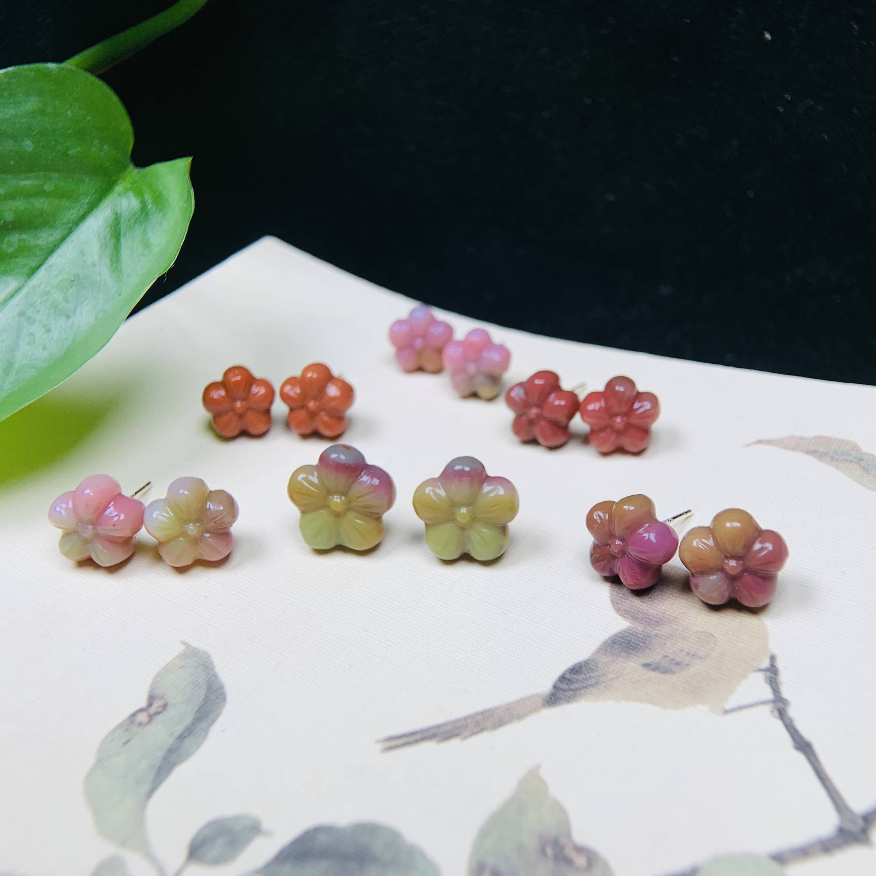 天然老矿盐源玛瑙俏色小樱花耳钉精工雕刻S925银钉