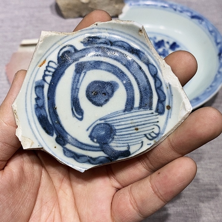 金铜精品瓷片标本