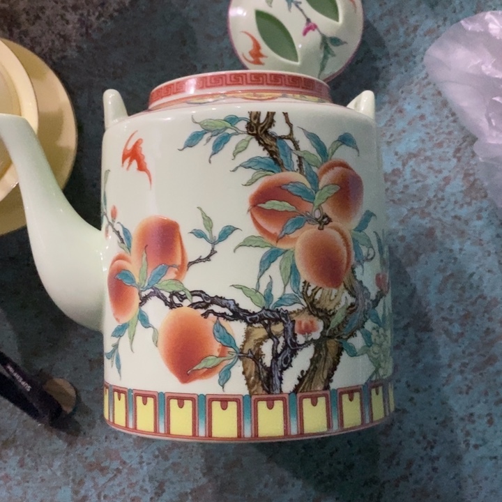 摆件瓷绿稀土寿桃提梁壶