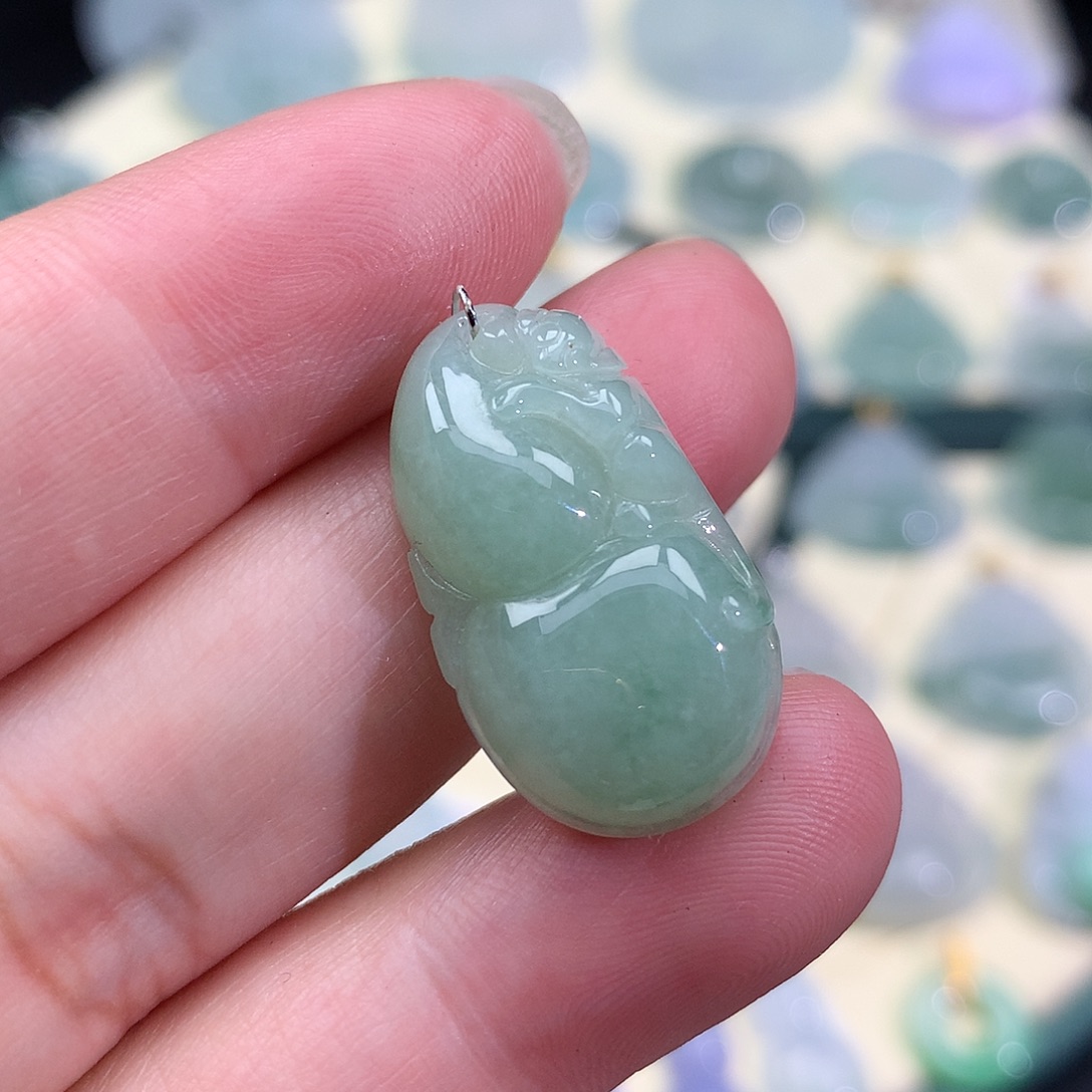 翡翠未镶嵌颈饰葫芦