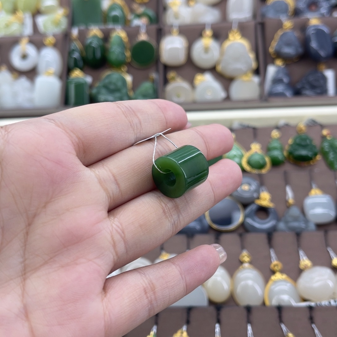 和田玉未镶嵌吊坠(赠链)