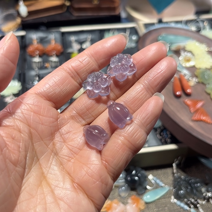 蔷***蕤蛇纹石玉未镶嵌耳饰