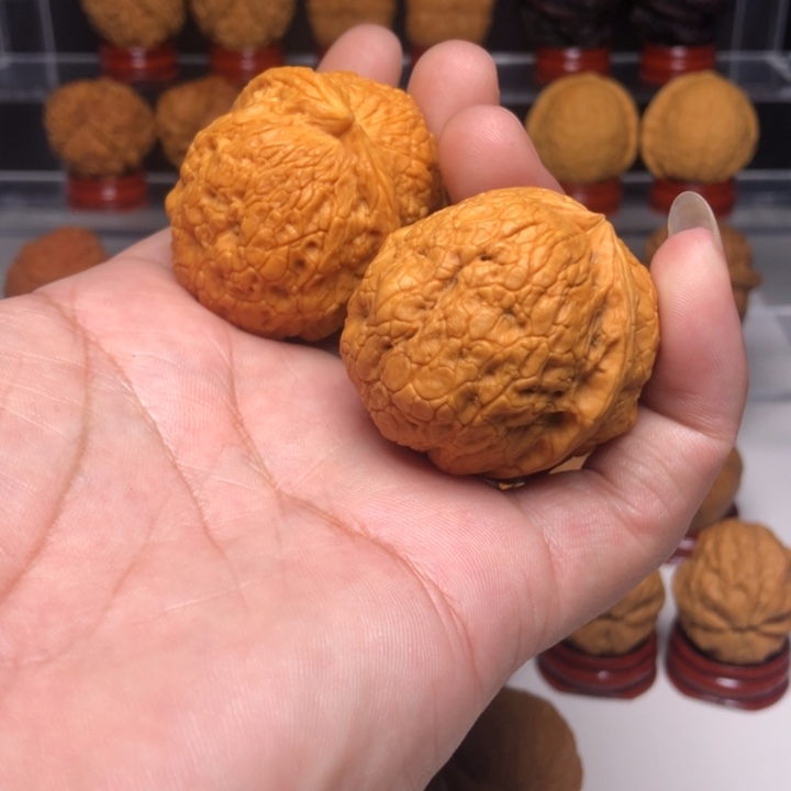 文玩核桃把件转**漠1金丝绣球