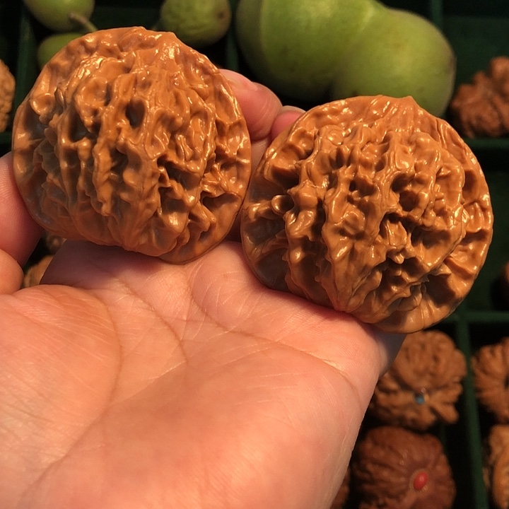 文玩核桃把件帝王龙鳞