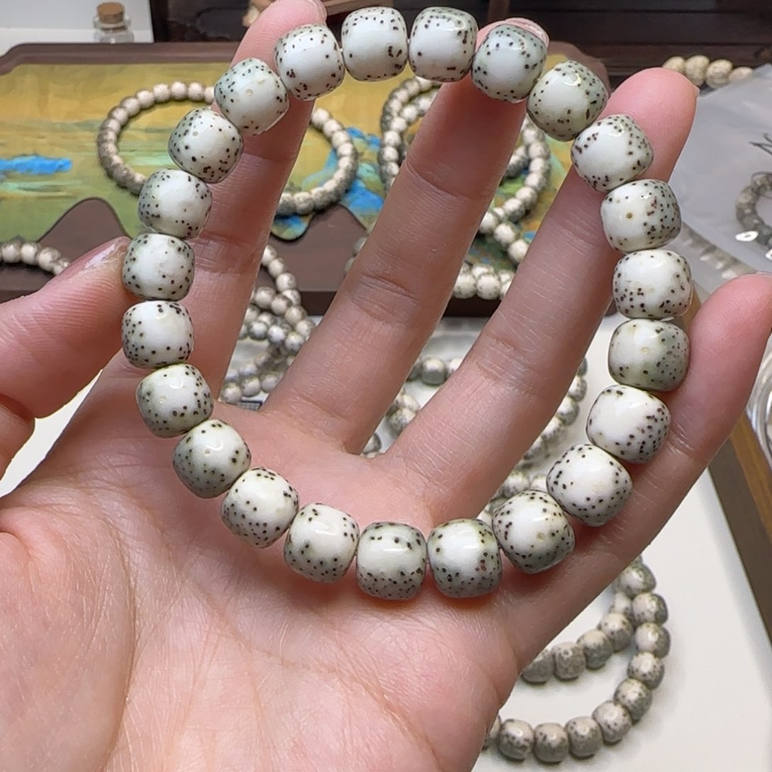 星月菩提吊坠石玉绿背河豚10×9