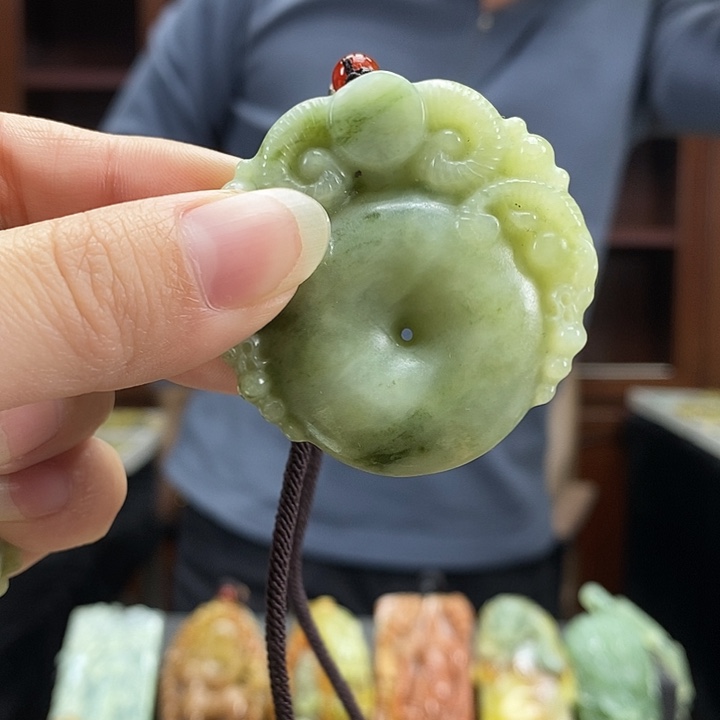 蛇纹石玉未镶嵌颈饰