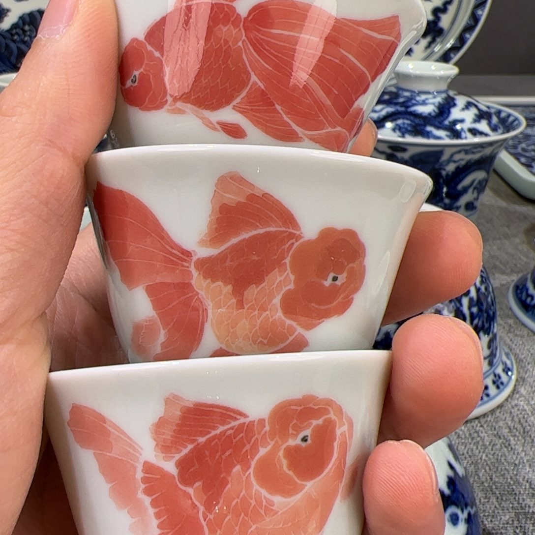 手绘釉下彩金鱼客杯