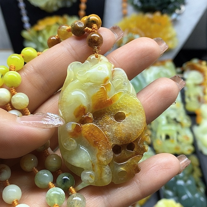 蛇纹石玉挂件未镶嵌