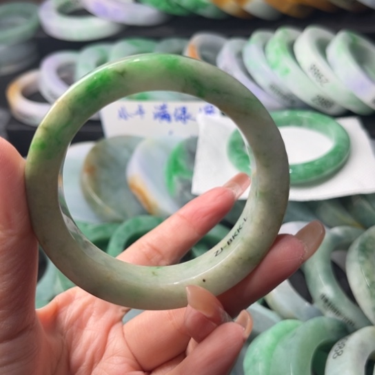 定制翡翠未镶嵌翡翠手镯