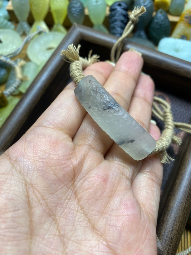 纯天然岫玉纯手工锤纹雕刻手牌