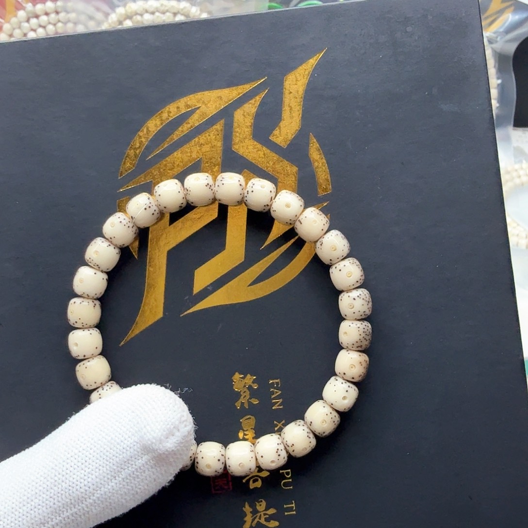 星月菩提吊坠8冰白大眼睛通体8左右单圈