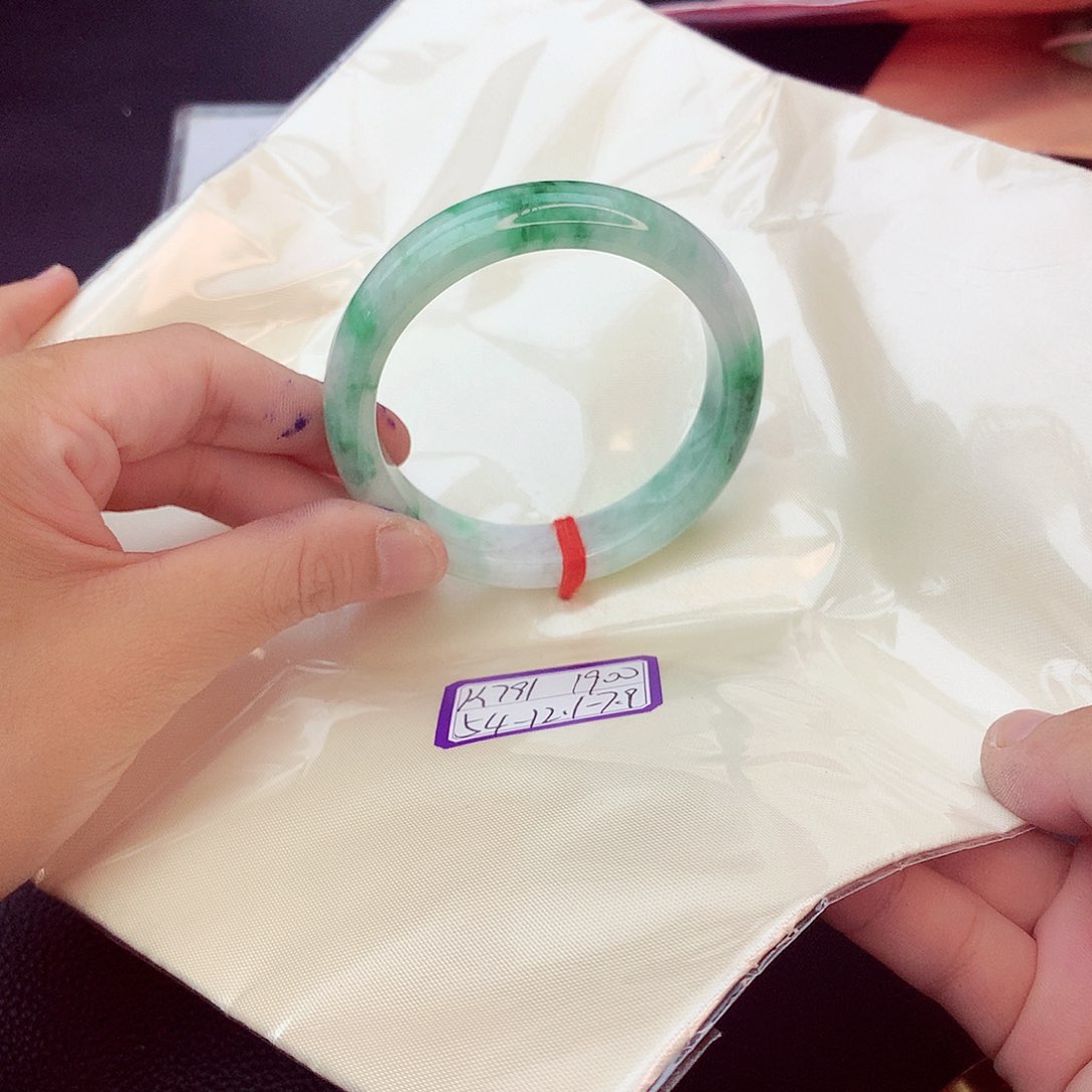 翡翠手镯未镶嵌翡翠