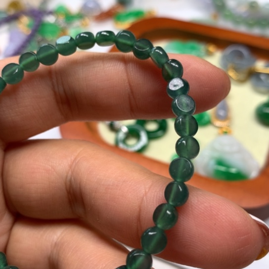 翡翠颈饰未镶嵌翡翠