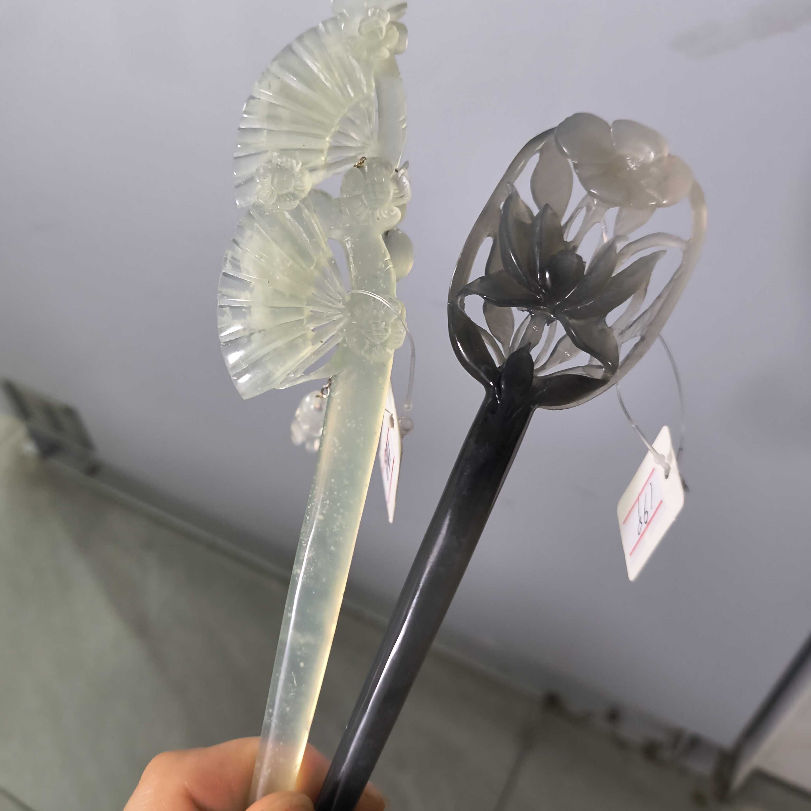 两个发簪，扇子加团扇，默认微瑕