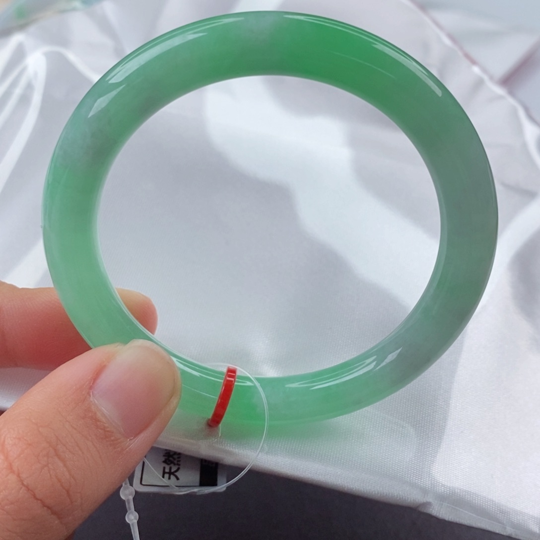 翡翠手镯（圆镯）未镶嵌51.2圈