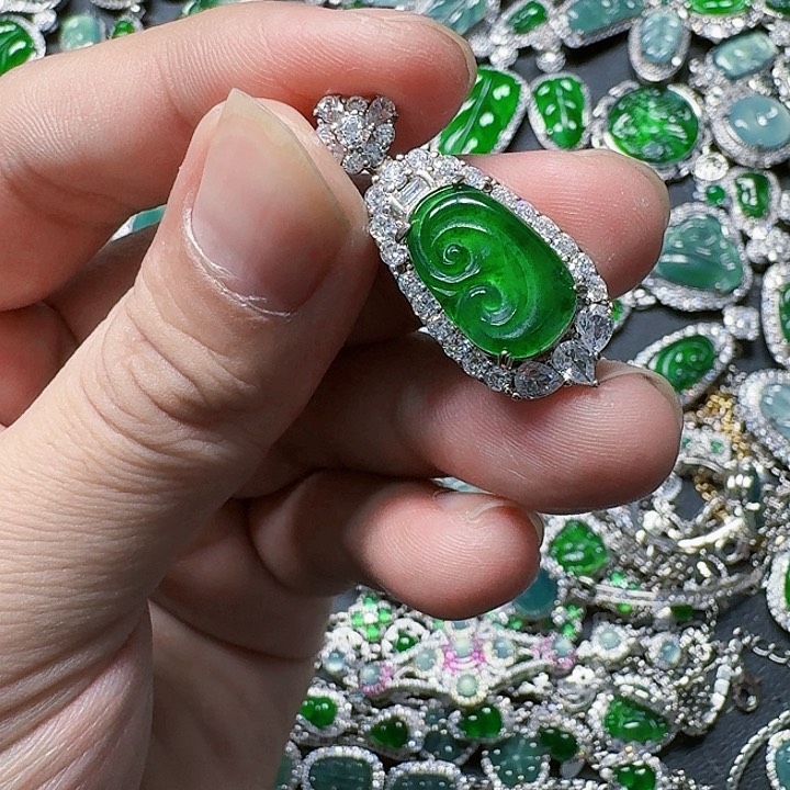 翡翠颈饰未镶嵌天然A货翡翠放漏