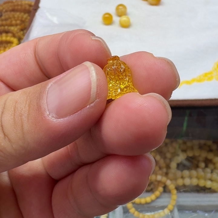 未镶嵌颈饰蜜蜡吊坠