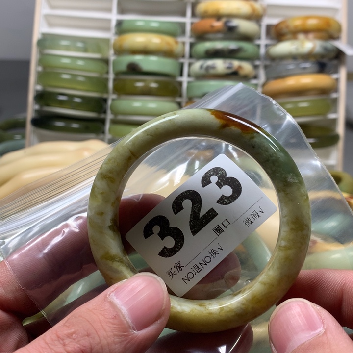 蛇纹石玉手镯未镶嵌g****?