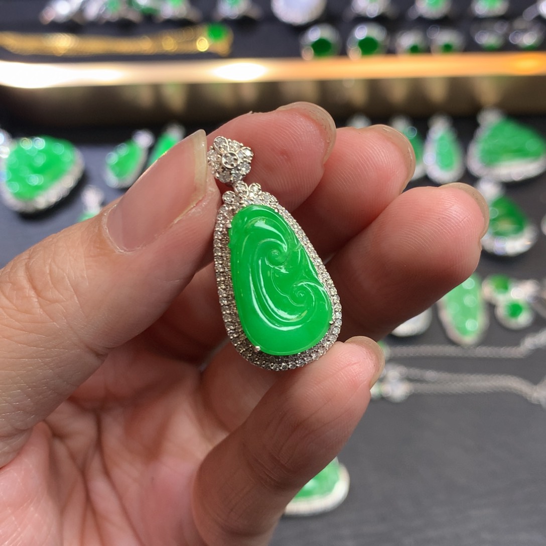 翡翠吊坠(不含链)18K金镶嵌