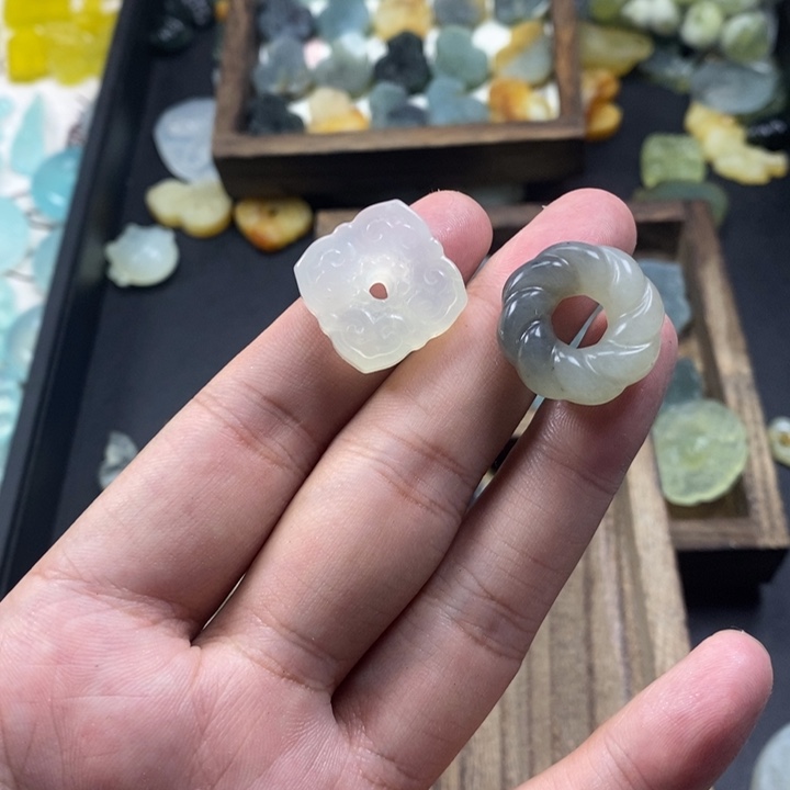 用***1蛇纹石玉未镶嵌颈饰