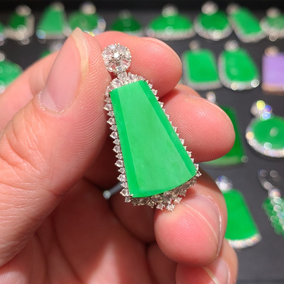 翡翠颈饰18K金镶嵌翡翠