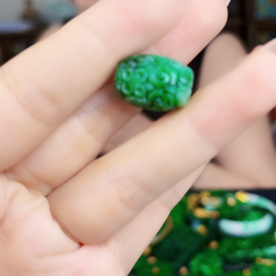 翡翠未镶嵌颈饰多样性