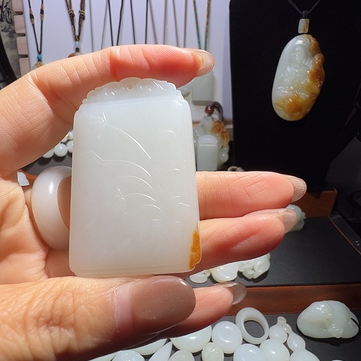 雨***田和田玉未镶嵌颈饰